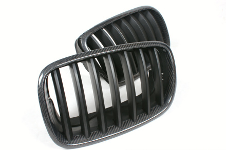 Kolfiber grill med mattsvarta ribbor till BMW X5 E70 och X6 E71/E72