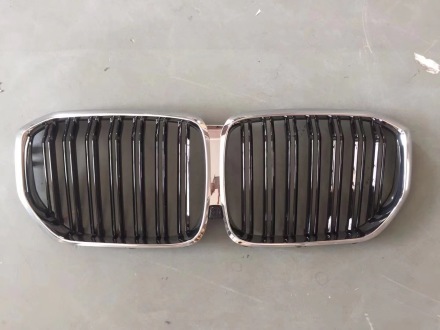 Grill med kromad ram till BMW G05